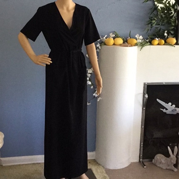 F21 | Black minimalist dress - Picture 4 of 6